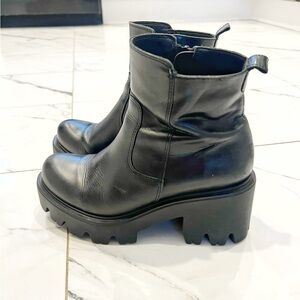 L'INTERVALLE | Black Platform Boots